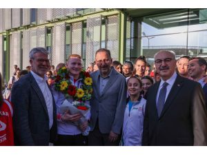 Bakan Kasapoğlu, Avrupa Cimnastik Şampiyonası'ndan dönen Türk sporcuları karşıladı: