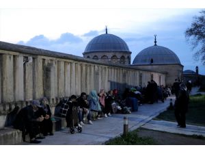 Kadir Gecesi için Edirne'ye gelen Batı Trakyalı soydaşlar Selimiye Camisi bahçesinde iftar yaptı