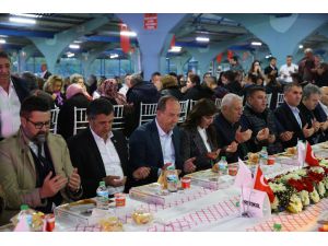 Edirne Belediyesinin düzenlediği "Edirne Sofrası" iftar programında 10 bin kişi katıldı