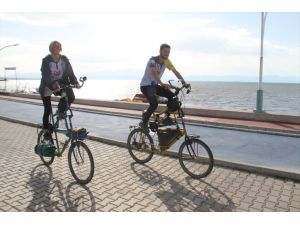 İspanya'dan bisikletleriyle Avrupa ve Asya turuna çıkan iki turist, Konya'da mola verdi