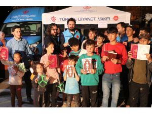Türkiye Diyanet Vakfı deprem bölgelerinde 50 bin Kur'an-ı Kerim dağıttı