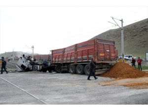 Kayseri'de lokomotifin çaptığı tırın sürücüsü yaralandı