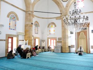 KKTC'deki tarihi Arap Ahmet Paşa Camisi'nde, ramazanda mukabele geleneği yaşatılıyor