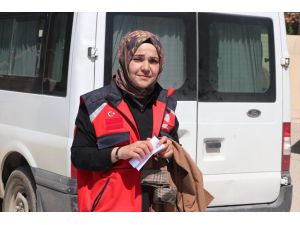 Hataylı şehit eşi, idari izinli olmasına rağmen depremzedelere gönüllü hizmet veriyor