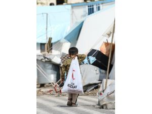 Türk Kızılay Kahramanmaraş'taki depremzede çocukları bayramlıklarla sevindiriyor