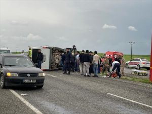 Diyarbakır'da yolcu minibüsünün devrilmesi sonucu 1'i ağır 9 kişi yaralandı
