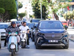 Dışişleri Bakanı Çavuşoğlu Alanya sokaklarında Togg kullandı