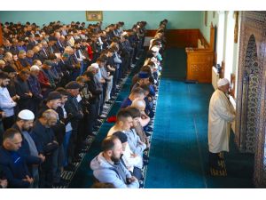 Azerbaycan, Özbekistan, Türkmenistan ve Kırgızistan'da Ramazan Bayramı namazı kılındı