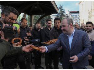 Sanayi ve Teknoloji Bakanı Varank, Bursa'da vatandaşlarla bayramlaştı: