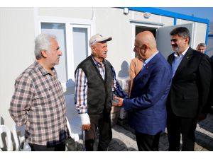 Tarım ve Orman Bakanı Kirişci, depremzede vatandaşlarla bayramlaştı