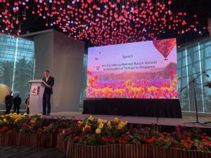 Singapur'da ilk kez Türkiye Büyükelçiliğinin işbirliğiyle "Tulipmania" lale sergisi açıldı