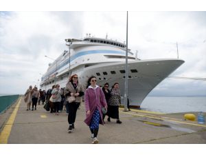 Panama bandıralı kruvaziyer "Astoria Grande" 522 yolcusuyla Sinop'a geldi