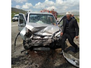 Siirt'te kamyonetle otomobilin çarpıştığı kazada 7 kişi yaralandı