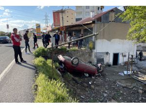 Elazığ'da şarampole devrilen otomobildeki 5 kişi yaralandı