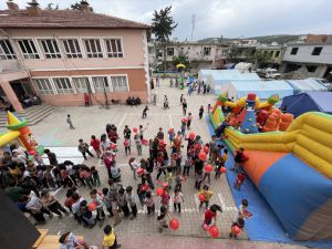 Depremzede çocuklar için oyun parkı kuruyorlar