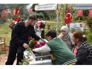 Depremzede aile şehadetinin birinci yılında evlatlarının mezarını ziyaret etti