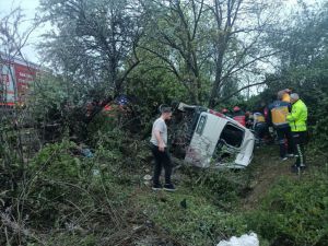 Anadolu Otoyolu Kocaeli geçişinde devrilen servis minibüsündeki 10 kişi yaralandı