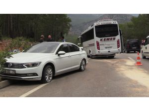 Antalya'da midibüs ile çarpışan otomobildeki 4 kişi yaralandı