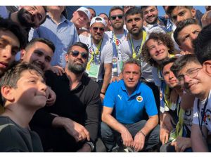 Fenerbahçe Kulübü Başkanı Koç, çadır kentteki çocukların bayramını kutladı