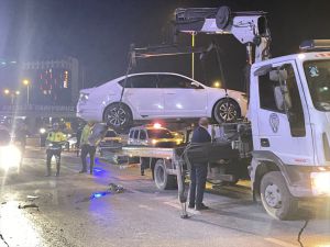 Bayrampaşa'da bariyere çarpan otomobil sürücüsü ağır yaralandı