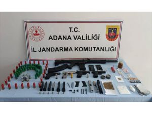 Adana'da evlerinde silah ve uyuşturucu ele geçirilen 2 zanlı yakalandı