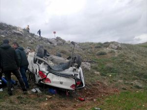 Sivas'ta devrilen otomobildeki 4 kişi yaralandı