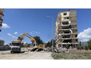 Hatay'da bina yıkım ve enkaz kaldırma çalışmaları 79 mahallede sürüyor