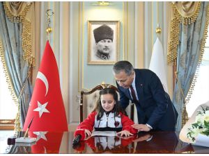 İstanbul Valisi Yerlikaya makamını depremzede öğrenciye bıraktı