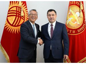 Kırgızistan Cumhurbaşkanı Caparov, ABD Dışişleri Bakan Yardımcısı Lu ile bir araya geldi