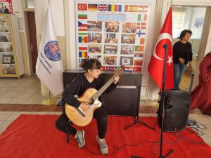 Antalya'da öğrenciler "Sahne Senin" projesiyle yeteneklerini sergiliyor