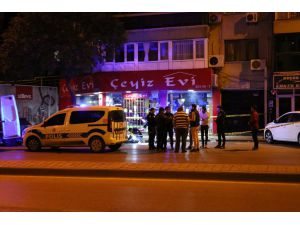 GÜNCELLEME - İzmir'de silahlı ve bıçaklı saldırıya uğrayan kişi öldü