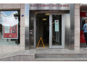 İzmir'de banka şubesinin önündeki silahlı saldırıda 2 kişi yaralandı