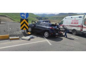Ağrı'da hafif ticari araç ile otomobil çarpıştı, 5 kişi yaralandı