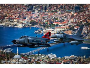 MSB, İstanbul üzerinde selamlama uçuşu yapan Hava Kuvvetleri uçaklarının fotoğraflarını paylaştı