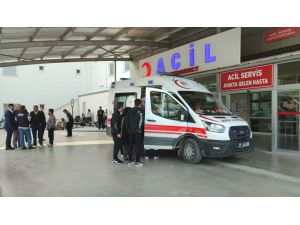 Adana'da otomobille çarpışan motosikletteki genç yaralandı