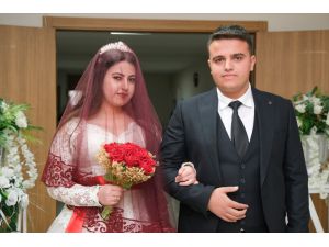 Deprem nedeniyle düğünlerini erteleyen afetzede çift, Giresun'da evlendi