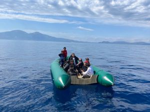Kuşadası açıklarında lastik bottaki 13 düzensiz göçmen kurtarıldı