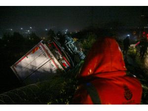 Başakşehir'de iplik yüklü kamyon devrildi