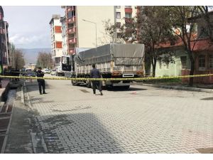 Kars'ta tırın çarptığı iki öğrenciden biri öldü, diğeri ağır yaralandı