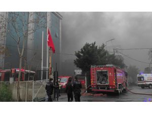 İstanbul'da halı imalathanesinde çıkan yangına itfaiye müdahale ediyor