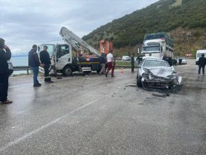 Isparta'da kamyonetle otomobil çarpıştı, 4 kişi yaralandı