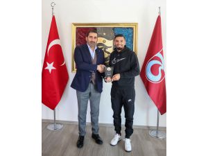 Trabzonspor'dan sözleşmesi feshedilen Peres'e plaket
