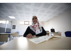 Depremzede 55 yaşındaki kadın okuma yazmayı barındığı KYK yurdunda öğrendi