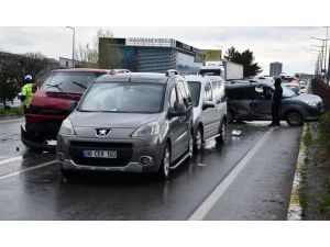 Sivas'ta sağanak nedeniyle meydana gelen zincirleme kaza ulaşımı aksattı