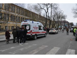 Kars'ta okul önünde otomobilin çarptığı 13 yaşındaki öğrenci yaralandı
