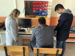 Ardahan'daki okulların arızalanan akıllı tahtaları meslek lisesinde tamir ediliyor