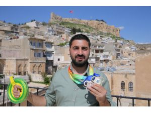 Üç boyutlu uçurtmasıyla Çin'de katıldığı festivalde altın madalya kazandı