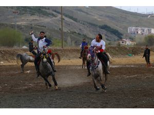 Bayburt'ta cirit sporcuları çamurlu zeminde atlarıyla gösteri yaptı
