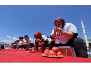 Antalya'da kadınlar domates yeme ve kasa taşıma yarışmasında mücadele etti