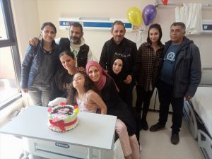Kocaeli'de tedavisi süren depremzede Sıla'ya doğum günü süprizi